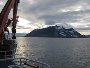 Die Westküste von Spitzbergen. Hier hat ein internationales Forscherteam im Sommer 2012 Methanquellen am Meeresgrund untersucht. Foto: Helge Niemann, Uni Basel