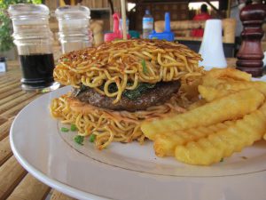 Warum auch nicht? Ein Mie-Burger im Lombok Style. Foto: Extra Divers