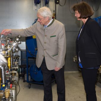 Heinz Bauer mit Staatsministerin Ilse Aigner im Dauerlaufprüfstand für Kompressorblöcke