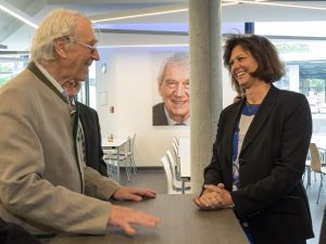 Heinz Bauer erzählt Staatsministerin Ilse Aigner aus seinem Leben für das Unternehmen. Foto: R. Deichelmann