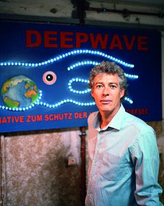 Dr. Rer. Nat. Onno Gross, erster Vorsitzender von Deepwave, einer initiative zum Schutz der Hoch- und Tiefsee, vor dem Eingang seines Bueros, am 02. Juni 2008 in Hamburg.