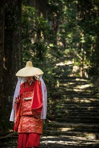 Die historischen Kostüme aus der Heian-Zeit kann man stundenweise ausleihen. Foto: Visit Wakayama