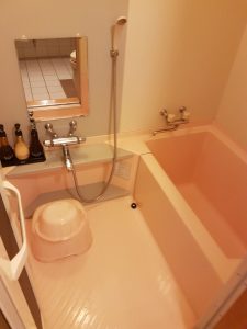 Blick in ein typisches japanisches Badezimmer in einem Hotel. Zum (gründlichen!) Duschen setzt man sich auf den Plastikschemel. Danach geht es erst in die Badewanne.