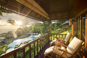 Ausblick vom Gäste-Balkon des Bunaken Oasis Dive Resort aufs Meer und den Pool-Bereich.  