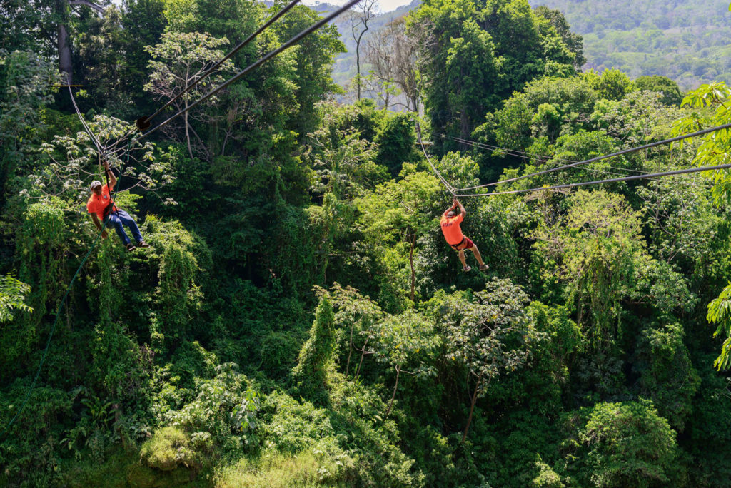 Nervenkitzel auf dem Festland: Mit Guides geht es zum Ziplining im Park rund um den Wasserfall Pulhapanzak. Foto: W. Pölzer