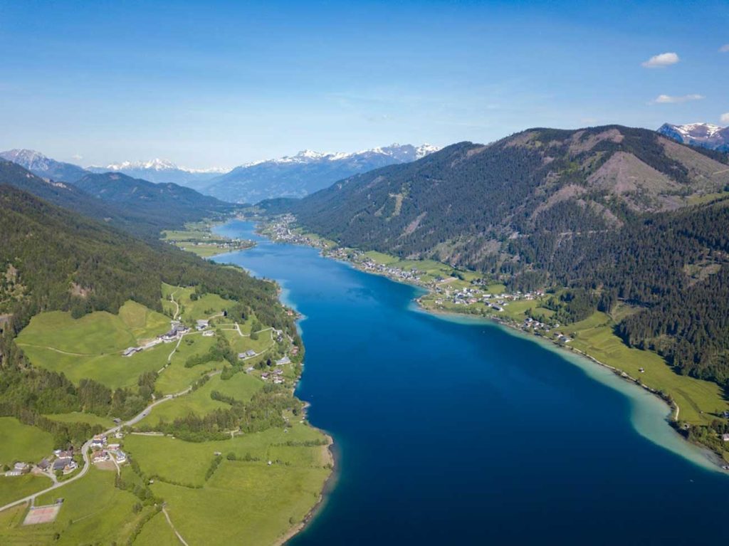 Der Weißensee ist 11,6 Kilometer lang und liegt zwischen malerischen Berghängen. Foto: Weißensee Tourismus