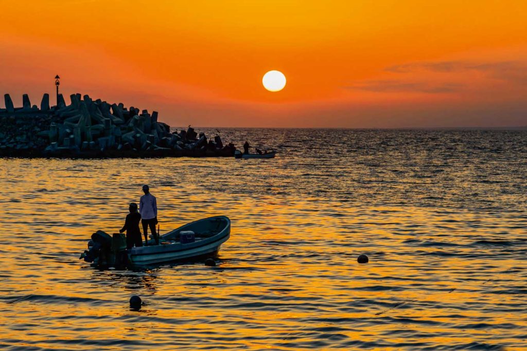 Sonnenuntergang im Hafen von Mirbat. Foto: W. Pölzer