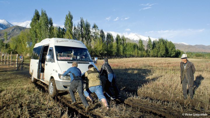 Ausgrabung mal anders: Die Expeditionsteilnehmer mussten ihre Fahrzeuge mehrmals mit vereinten Kräften aus dem Matsch befreien.