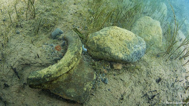 Fundstücke in der versunkenen Siedlung von Toru Aigir (das antike Sikul). Die Datierung ergab ein Alter von über 2000 Jahren.