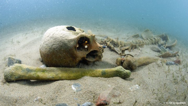 An der versunkenen Begräbnis-Stätte Toru Aigir wurden zahlreiche Skelette entdeckt. Einige sind ebenfalls über 2000 Jahere alt.