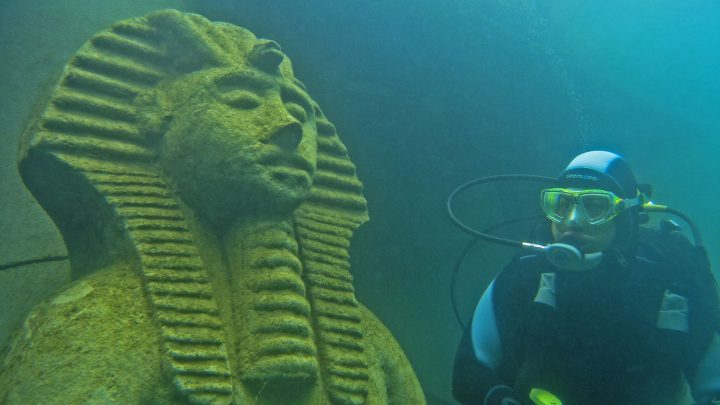 Ein göttlicher Anblick: Der Tempel mit seinen Sphinxfiguren zieht die Taucher magisch an. Foto: Udo Kefrig