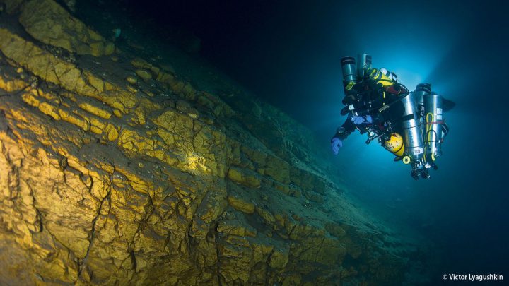 Flaschenkranz: viele verschiedene Gase für die extreme Tiefe.