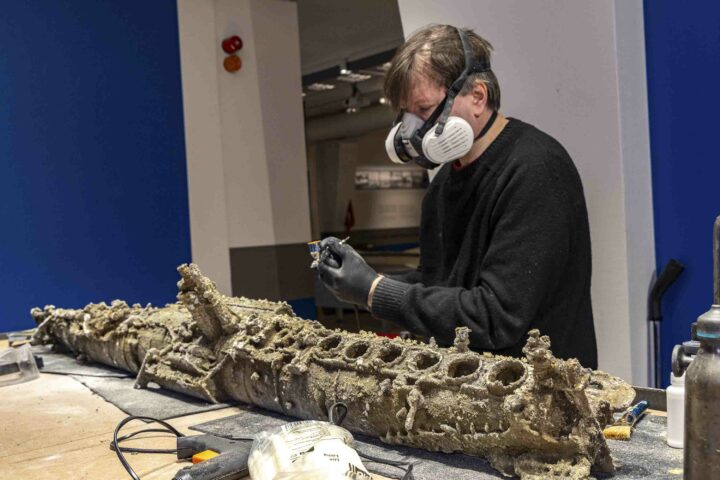 Lars Groeger beim Bemalen des 3D-Modells. ©Museum Helgoland